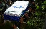 Des soldats israéliens portent le cercueil de l'un des leurs tué par le Hamas, lors de ses funérailles au cimetière du Mont Herzl, à Jérusalem le 10 octobre 2023