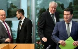 Les ministres allemands de l'Economie Peter Altmaier (G), du Travail Hubertus Heil (D) et de l'Intérieur Horst Seehofer (2eD) arrivent à une conférence de presse sur un projet de loi sur l'immigration, à Berlin le 19 décembre 2018
