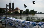 Sacs de sable empilés sur les berges de la rivière Oder en crue à Wroclaw, en Pologne, le 19 septembre 2024