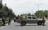 Des talibans bloquent une route après une attaque contre un temple sikh, le 18 juin 2022 à Kaboul, en Afghanistan