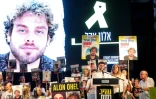 Ronen Ohel, le frère d'Alon Ohel, s'adressent à des proches d'otages pendant manifestation à Tel-Aviv le 27 septembre 2025
