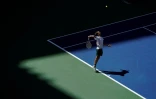 Daniil Medvedev au service face à Botic van de Zandschulp en quarts de finale de l'US Open, le 7 septembre 2021