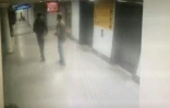 Capture d'une video de CCTV fournie le 30 juin 2016 par la police turque, d'un policier (D) s'adressant à l'un des assaillants qui va le tuer quelques secondes plus tard, le 28 juin à l'aéroport d'Istanbul