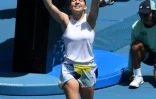 La joie de la Roumaine Simona Halep après sa victoire face à la Belge Elise Mertens en 8e de finale de l'Open d'Australie, le 27 janvier 2020 à Melbourne  