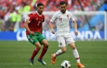 Le défenseur marocain Achraf Hakimi (g) à la lutte avec l'attaquant du Portugal Bernardo Silva au Mondial, le 20 juin 2018 à Moscou