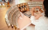 Un orgue à parfum au Domaine de la Rose, propriété de Lancôme, le 26 mai 2025 à Grasse, dans le sud de la France