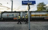 Un policier fait sortir de dessous un train une jeune fille somalienne de 15 ans à la gare de Raubling en Allemagne, le 24 août 2017