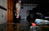 Un homme devant son garage inondé à Agen le 9 septembre 2021