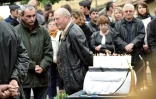 Des familles et des proches des victimes de la collision de Puisseguin participent à une cérémonie à leur mémoire, le 25 octobre 2015 à Petit-Palais-et-Cornemps