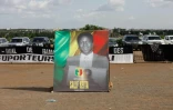 Un portrait du footballeur Salif Keita, lors de ses funérailles à  Bamako, le 6 septembre 2023 au Mali
