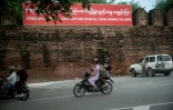 Une bannière militaire sur le parapet du palais de Mandalay endommagé lors du tremblement de terre du 28 mars, le 17 septembre 2025 à Mandalay, en Birmanie