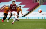 L'attaquant néo-zélandais de Burnley Chris Wood égalise sur penalty contre Wolverhampton, le 15 juillet 2020 à Burnley