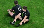 Les joueurs néo-zélandais Scott Barrett (à gauche) et Jordie Barrett (à droite) déçus après la défaite en finale de la Coupe du monde de rugby contre l'Afrique du Sud, au Stade de France, à Saint-Denis, France, le 28 octobre 2023