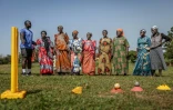 Des femmes âgées assistent à une séance d'entraînement au cricket dans le district de Jinja, le 10 janvier 2026, dans l'est de l'Ouganda