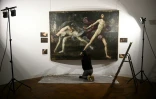 La restauratrice d'art Sophie Jarrosson travaille sur un tableau qui pourrait être une version authentique du tableau "Atalante et Hippomène" du peintre baroque italien du XVIIe siècle Guido Reni, lors d'une présentation à la presse à Libourne, le 25 février 2025 en Gironde