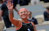 Diana Shnaider célèbre sa victoire contre Aryna Sabalenka en quart de finale de Roland-Garros, le 3 juin 2026