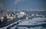 Une vue de Kiev le long du fleuve Dniepr couvert de glace, le 14 janvier 2026 