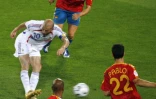 Zinédine Zidane, entouré des Espagnols Carles Puyol, Pablo Ibanez et Marcos Senna, inscrit le troisième but français face à la Roja en 8es de finale du Mondial, le 27 juin 2006 à Hanovre