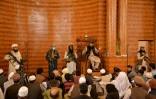 Des talibans armés accompagnent un imam pour la prière du vendredi dans une mosquée de Kaboul, le 20 août 2021