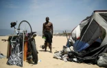 Rodrick Mims, 50 ans, sans-abri "chronique" depuis 15 ans, avec sa tente sur la plage de Venice Beach, en Californie, le 16 juin 2021