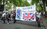 Des partisans de Tommy Robinson, militant d'extrême droite britannique, se rassemblent pour une marche organisée par Unite The Kingdom, le 16 mai 2026 à Londres