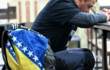 Josip Jelinic prie à l'église St Michaels pendant son pèlerinage de 1000 km demandant le pardon et la réconciliation de tous les peuples de Bosnie-Herzégovine, dans la ville de Vares, le 25 mars 2025