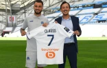 Le défenseur Jonathan Clauss pose à côté du président de Marseille, Pablo Longoria, lors de sa présentation officielle, le 3 août 2022 au Stade Vélodrome