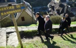 Emmanuel Macron marche dans les rues du village de Gargilesse-Dampierre, au côté de son maire Vanik Berberian, le 14 février 2019
