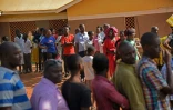 Des Ougandais en file d'attente pour voter le 18 février 2016 à Mukono