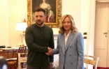 Photo diffusée le 7 septembre 2024 par le bureau de presse du Palazzo Chigi, de la Première ministre italienne Giorgia Meloni et du président ukrainien Volodymyr Zelensky lors d'une rencontre en marge du Forum économique The European House - Ambrosetti à Cernobbio, en Italie