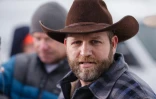 Ammon Bundy, leader d'un mouvement de militants anti-gouvernementaux donne une conférence de presse à l'entrée du Parc national Malheur, le 5 janvier 2016 à Burns, dans l'Oregon