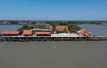 Le temple bouddhiste de Samut Chin, désormais cerné par les eaux, le 9 mars 2019 en Thaïlande