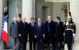 François Hollande (C) entouré de GàD de Jean-Pierre Raffarin, Edouard Balladur, Nicolas Sarkozy, Alain Juppé et François Fillon le 11 janvier 2015 à l'Elysée à Paris 