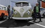 Amateurs et curieux inspectent des modèles de Kombi rassemblés à Le Versoud près de Grenoble, le 20 mai 2017