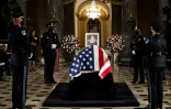 Hommage au Capitole devant la dépouille de la juge progressiste de la Cour suprême Ruth Bader Ginsburg, le 25 septembre 2020 à Washington