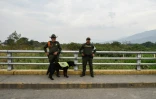 Des policiers colombiens montent la garde sur le pont Simon Bolivar reliant la Colombie au Venezuela, le 28 février 2019
