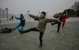 Séance de tai-chi au bord du Yangtze, le 20 novembre 2020 à Wuhan, en Chine