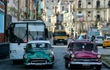 Des vieilles voitures américaines qui servent de taxis, le 12 décembre 2019 dans une rue de La Havane, à Cuba