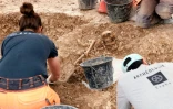 Des archéologues sur un chantier de fouilles dans le cadre du futur canal Seine-Nord Europe, le 2 juin 2026 à Etricourt-Manancourt, dans la Somme 