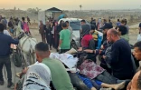 Des Palestiniens emportent des corps après des tirs attribués par les secours  à l'armée israélienne près d'un centre de distribution d'aide, à Rafah, dans le sud de la bande de Gaza, le 1er juin 2025