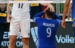 L'Italien Simone Anzani (g) réconforte le Français Earvin Ngapeth en quart de finale du Mondial, le 7 septembre à Ljubljana 