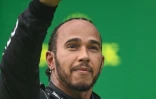 Le pilote Mercedes Lewis Hamilton salue ses fans après une excellente séance de qualification du GP de Turquie, sur le circuit d'Istanbul, le 9 octobre 2021