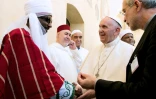 Le pape François à son arrivée à Assise est accueilli par des dignitaires d'autres grandes religions, le 20 septembre 2016