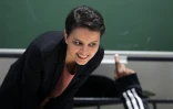 La ministre de l'Education nationale Najat Vallaud-Belkacem dans une salle de classe au Havre qui expérimente la "Machine à lire", le 22 février 2016