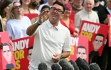 Andy Burnham, nouveau député du Parti travailliste de Makerfield, s'adresse à ses partisans et aux journalistes à Ashton-in-Makerfield, dans le nord-ouest de l'Angleterre, le 19 juin 2026