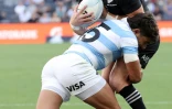 L'Argentin Santiago Carreras plaque le Néo-Zélandais Beauden Barrett, lors de leur match de Rugby Championship, le 14 novembre 2020 à Sydney