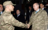 Le président turc Recep Tayyip Erdogan serre la main à un soldat turc, le 25 janvier 2018