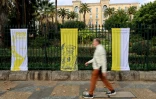 Des bannières pour la visite du pape François en Corse, accrochées dans une rue d'Ajaccio, le 13 décembre 2024