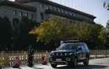 Un véhicule de police sur la place Tiananmen pendant la session pléniÚre du Comité central du Parti communiste, à Pékin, le 26 octobre 2026