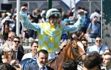 Le jockey Pierre-Charles Boudot, sur Channel, célèbre sa victoire dans le prix de Diane le 16 juin 2019 à Chantilly (Oise)  